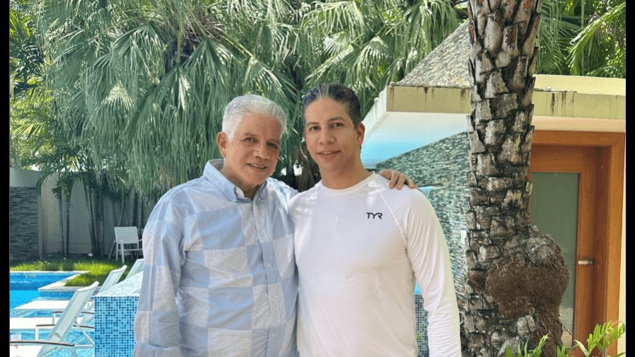 NoticiasRNN's tweet photo. El ministro de Obras Públicas, Eduardo Estrella, publicó hoy un mensaje en la red social "X" agradeciendo las muestras de cariño recibido tras la muerte de su hijo, Eduardo Guarionex y de su esposa, Alexandra Grullón, a quien se refiere como su hija, en el derrumbe del techo del Jet Set en Santo Domingo.

https://t.co/vHb6x0l9wS

#NoticiasRNN #EduardoEstrella #Agradece #Apoyo #Tragedia #JetSet