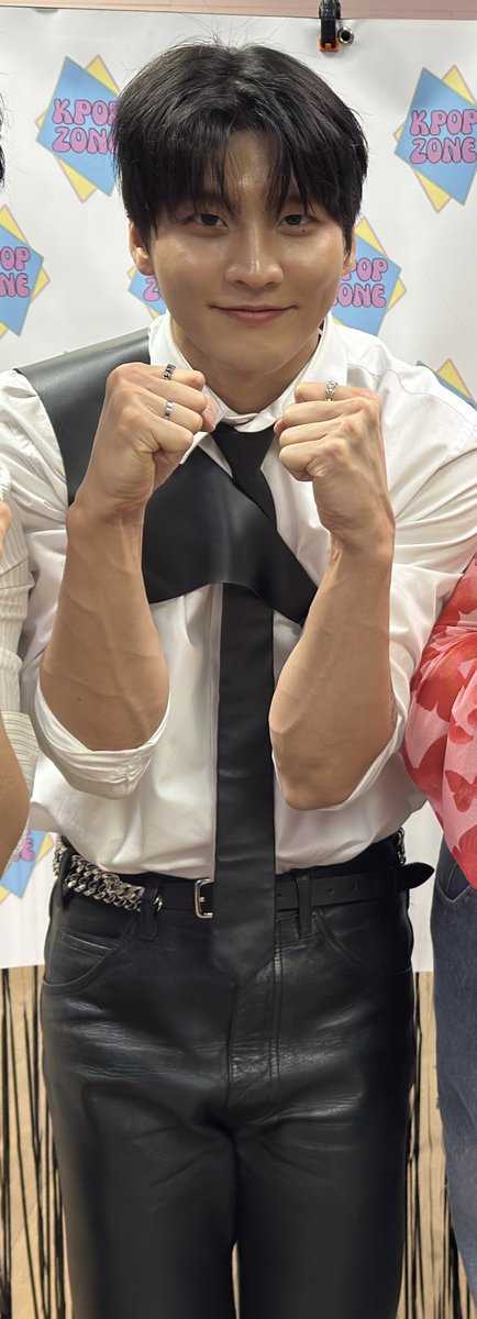 vvsmidz's tweet photo. Lets talk about Gon in my group photo...the fucking hand veins...

#VANNER #배너
#BURN #Automatic
#VANNER_US_FANSIGN_TOUR
#DenVanner https://t.co/Lw5bHWXA61