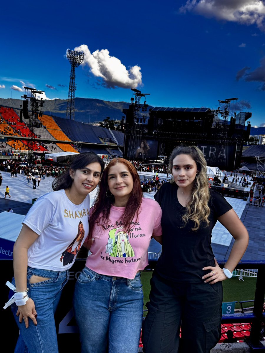 didimahu's tweet image. Estoy aquí, 19 años después con parte de la manada 💜🐺 @shakira #LMYNLWorldTourMedellin