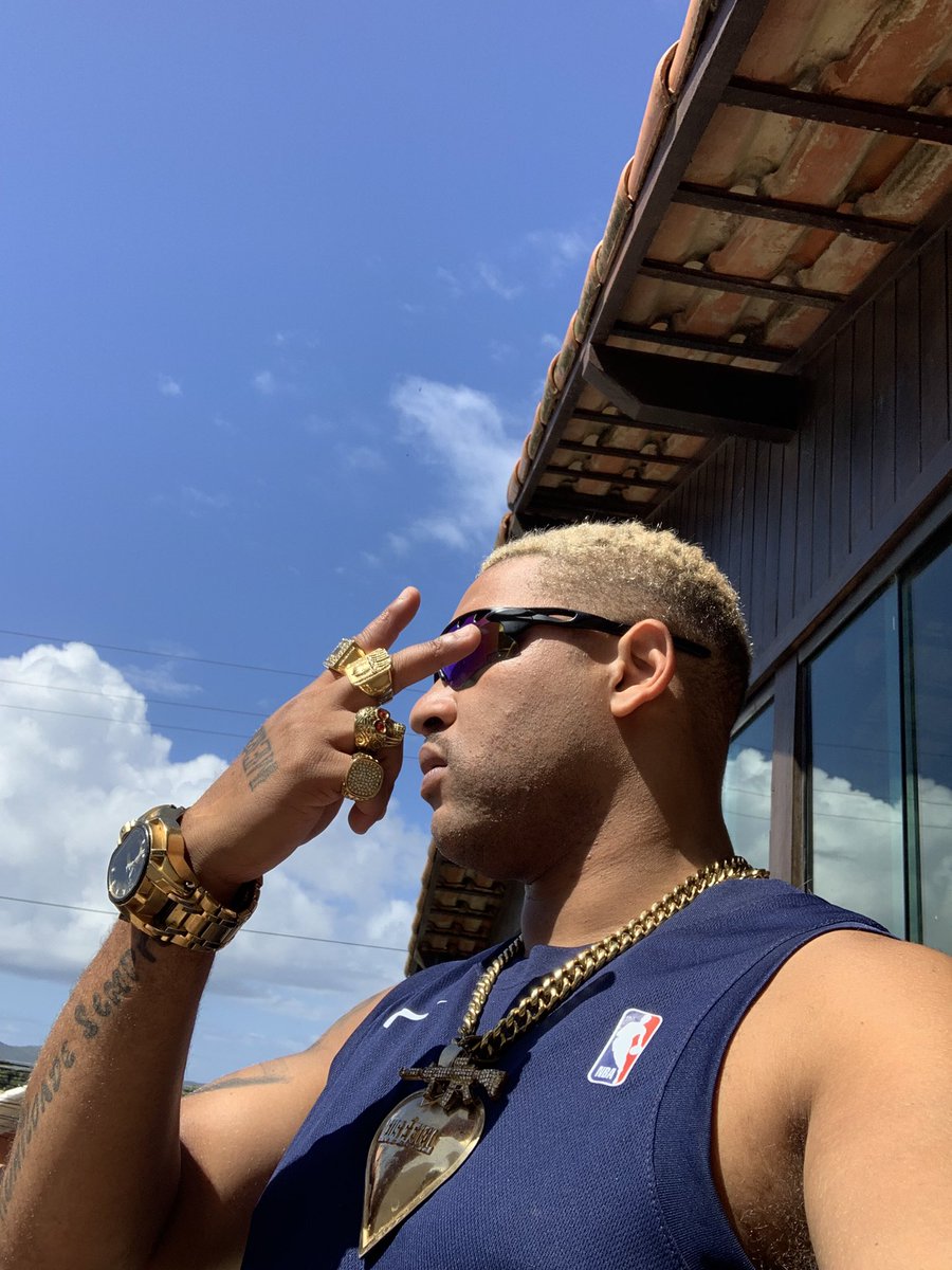 Um dia somos tudo para uma pessoa e no outro não somos nada, bglh louco.