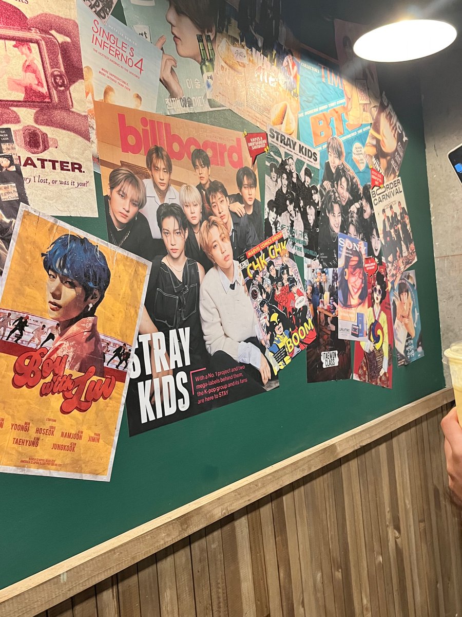 cocacolitastay's tweet photo. Porque pelean tanto por cuál es el mejor país en el dominATE y por el video del dron q todavía no se sube de Chile? Mejor recordemos lo bien que lo pasamos en el concierto y los bonitos recuerdos que dejamos con Stray Kids en nuestros países ❤️💙
#dominATE_Chile #StrayKids https://t.co/oeknt3lgS2