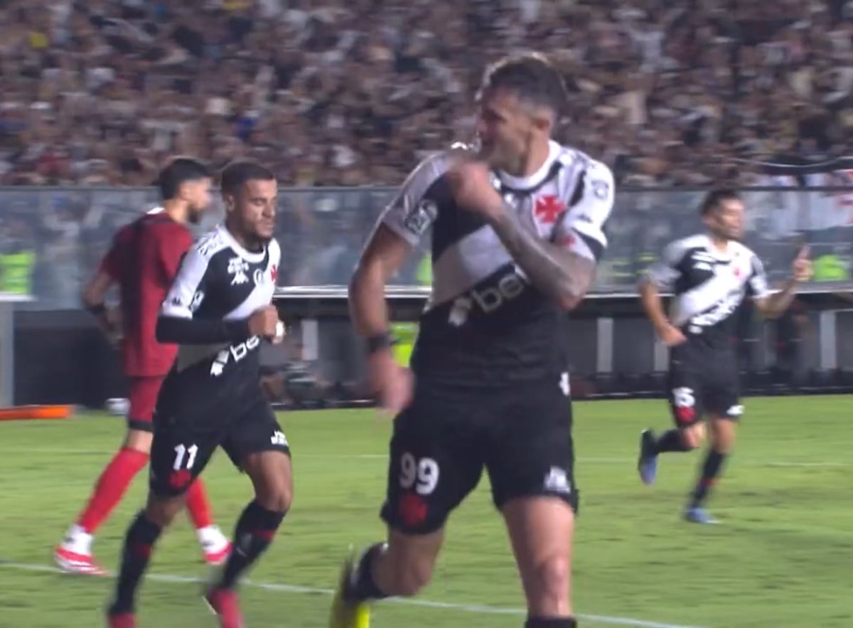 oficialsincerao's tweet photo. O Vegetti é um verdadeiro animal!

Que jogador tem o Vasco! https://t.co/ga6xEsSCWL