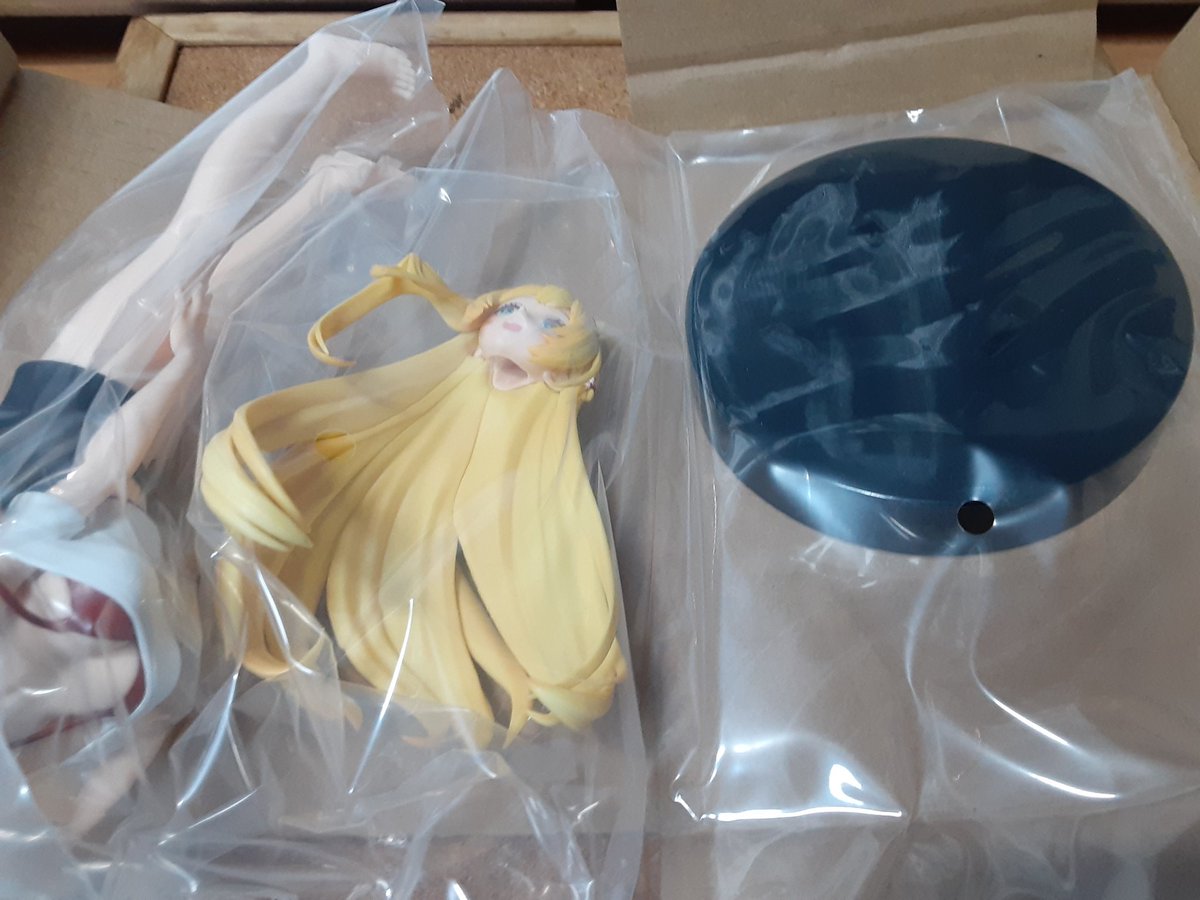 「梱包マキ箱はカッターで底面テープ切って、定規を差し込んで開けると箱がきれいに残せ」|sakana サカナさんのイラスト