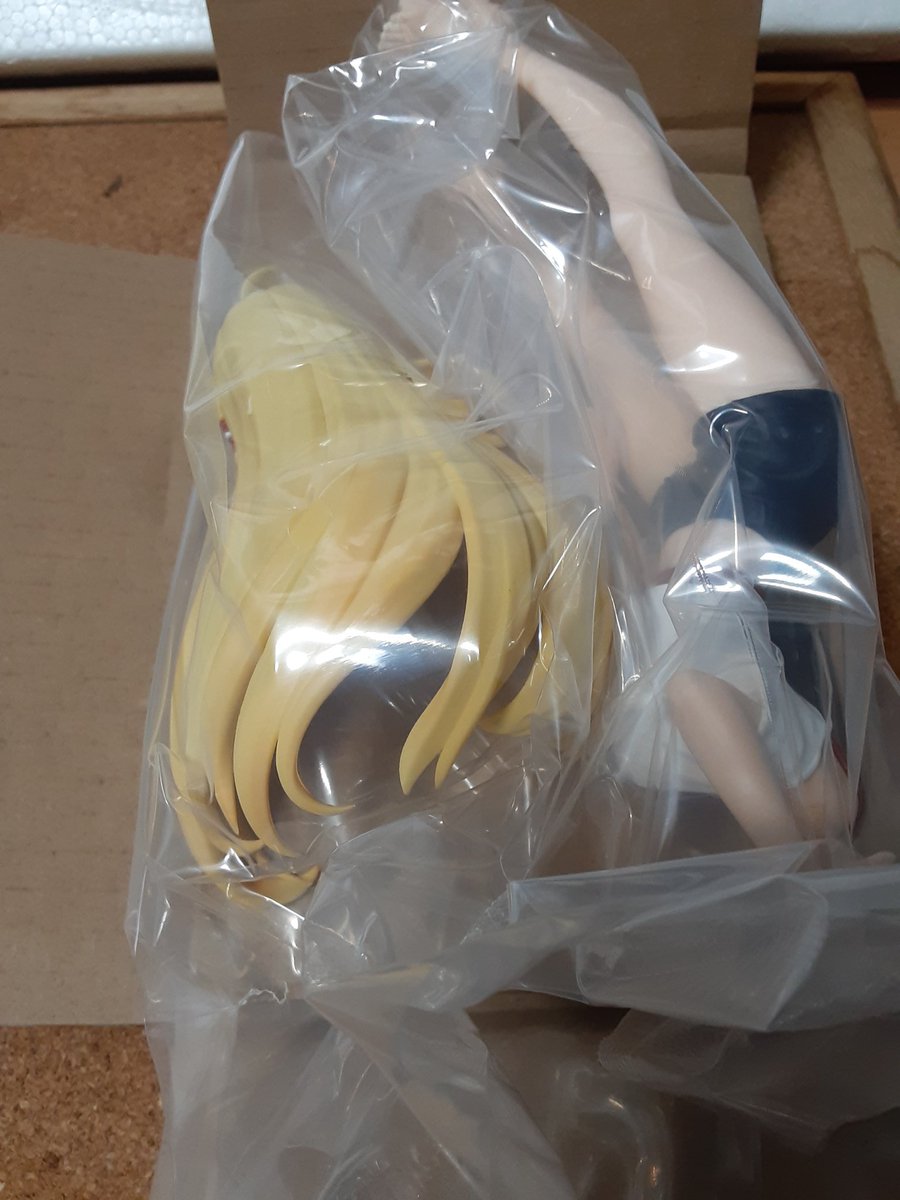 「梱包マキ箱はカッターで底面テープ切って、定規を差し込んで開けると箱がきれいに残せ」|sakana サカナさんのイラスト