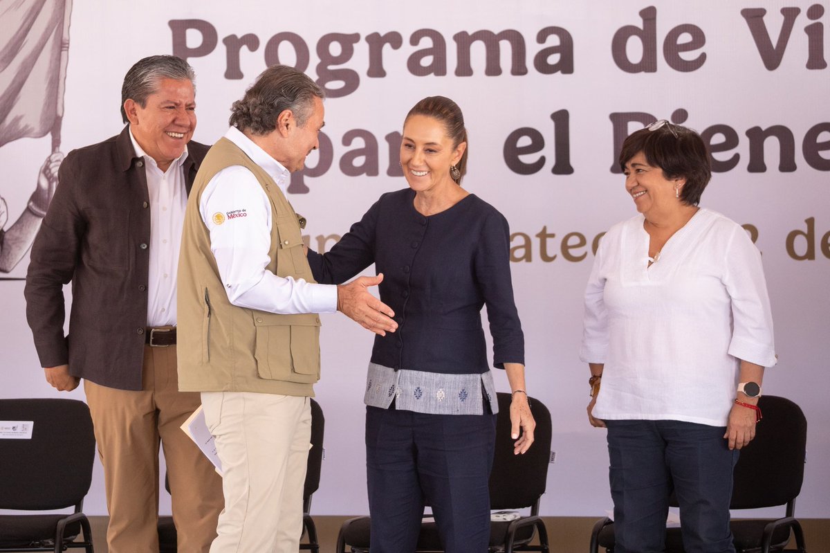 OctavioRomero_O's tweet photo. Acompañamos a la Presidenta @Claudiashein en el arranque de obras por parte del @Infonavit del programa #ViviendaParaElBienestar en Guadalupe, Zacatecas, junto con @EdnaElenaVegaR1, titular de @SEDATU_mx; @DKershenobich, secretario de @SSalud_mx; @zoerobledo, titular de @Tu_IMSS; el gobernador del estado, @DavidMonrealA; el presidente municipal, @ChepeSaldivar; y compañeros del gobierno federal. 

Informamos que el Instituto ya celebró los primeros 17 contratos de obra para construir conjuntos habitacionales.

También detallamos que, desde el 5 de abril, iniciamos la construcción de 22 mil 266 viviendas en 9 estados del país: Oaxaca, Yucatán, Zacatecas, Tamaulipas, Chiapas, Quintana Roo, Sonora, Tabasco y Sinaloa. 
 
Incrementando estas acciones, antes de que concluya el mes de mayo estaremos en etapa constructiva de al menos 51 mil viviendas. Esto es más del 50% de la meta que nos fue asignada para 2025.
 
Todos los días trabajamos para lograr que el INFONAVIT retome el rumbo para el que fue creado: ser garante del derecho constitucional a la vivienda, sobre todo de las y los trabajadores que menos tienen.

#2doPiso4T #InfonavitConstructor #InfonavitHumanista