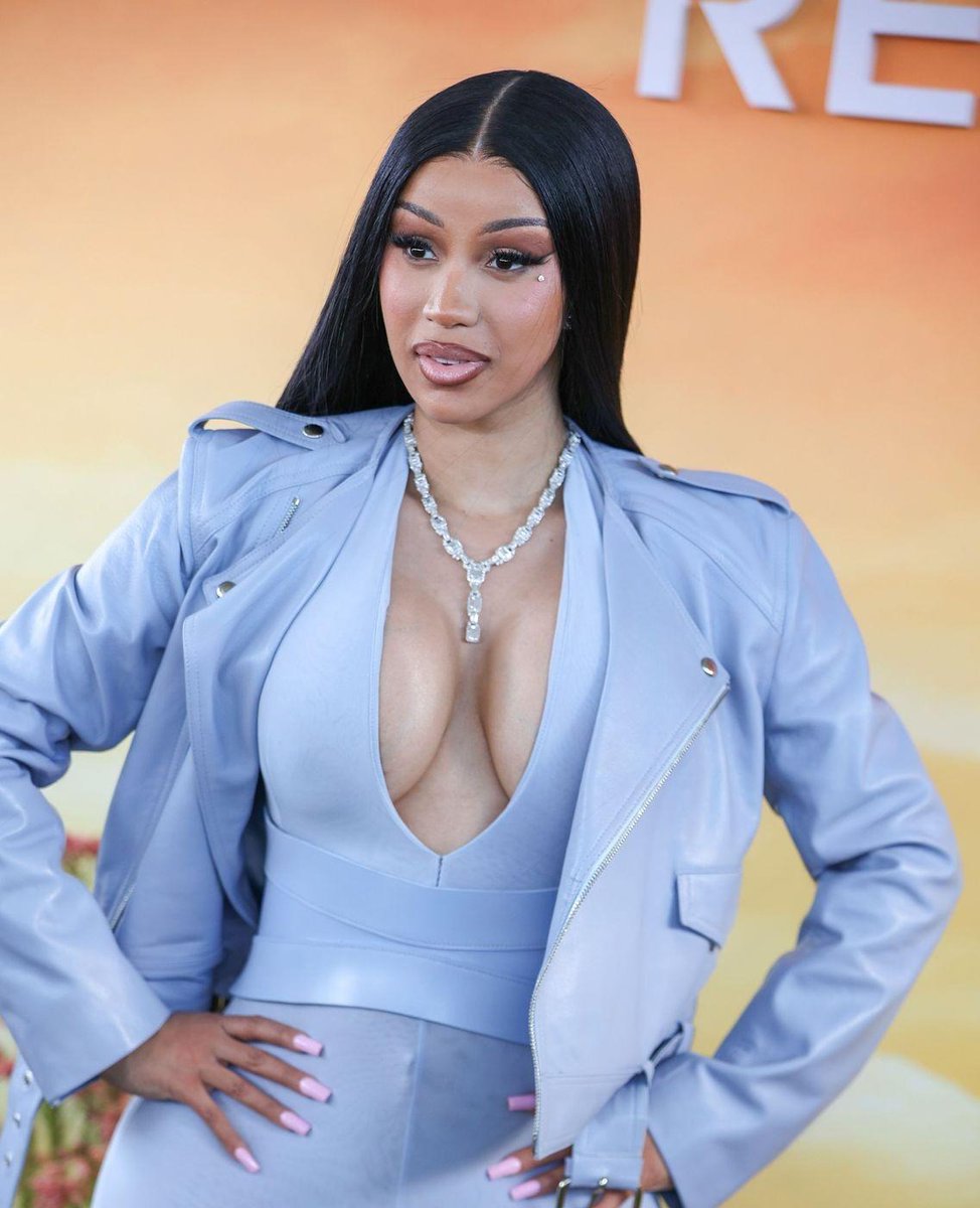 favspopculture's tweet image. Cardi B at Revolve Festival #Coachella 🔥