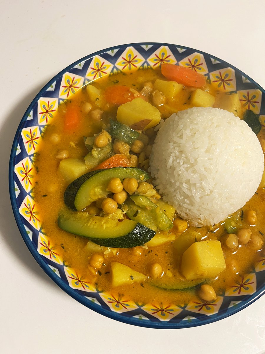 plantbasedvibes's tweet image. chickpea veggie coconut curry + coconut rice for dinner 🍛 #plantbasedvibes