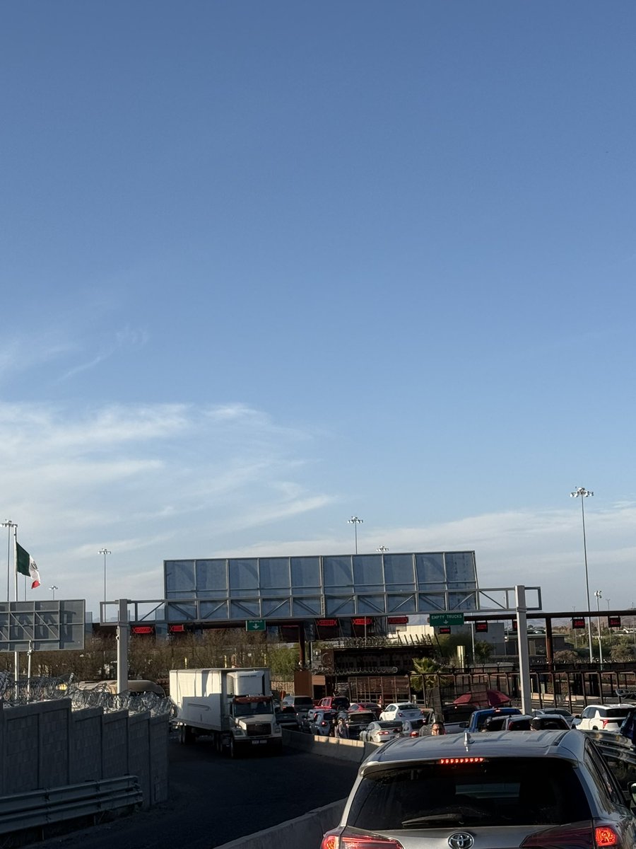 🚨Mi gente de X los que se dejen venir a US 🇺🇸les recomiendo que agarren su buen margen de tiempo llevo 5 horas en la fila y todavía le falta más y no avanza mucho ( y eso que llegue temprano ) para que tenga sus cuidados .