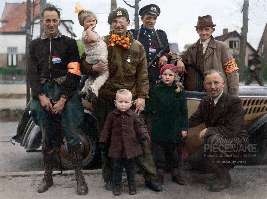 Magnifique photo colorisée du héros québécois Léo Major prise au lendemain de la libération de la ville hollandaise de Zwolle, en 1945.

Il a libéré à lui seul cette ville de 50 000 habitants, faisant 93 prisonniers allemands!

6 ans plus tard, lui et ses 18 hommes défendirent