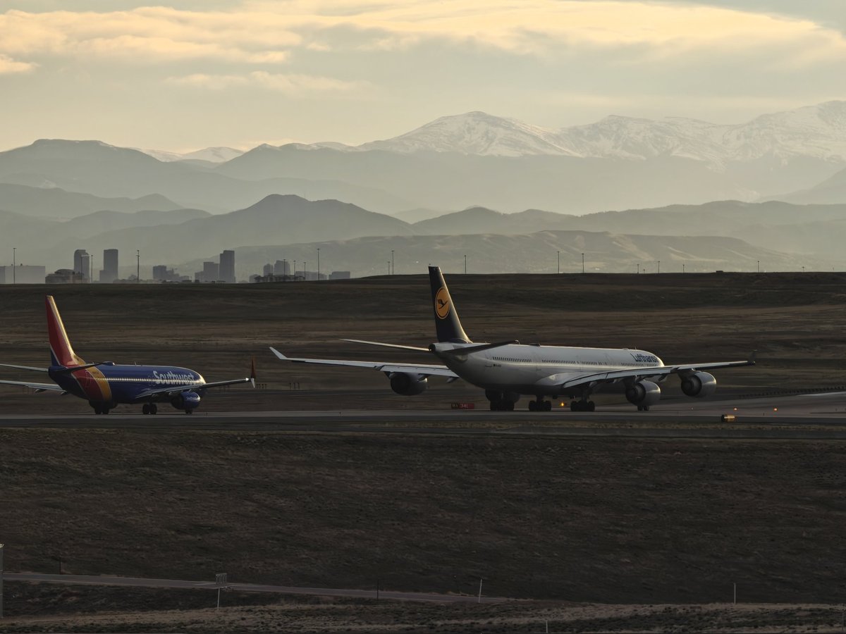 tnkgrl's tweet image. I just shot this is pic (26.9x zoom) with the @oppo #FindX8Ultra at DEN through a dirty airplane ✈️ window... These cameras 📷 are on another level!