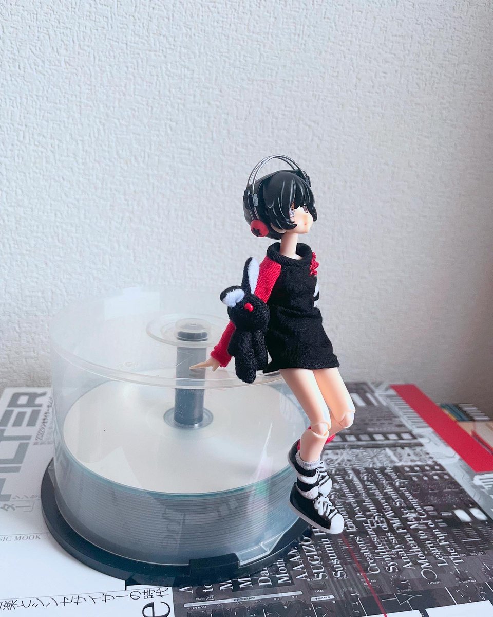 おはようございます！

カスタムリリィです。
髪のハネがジャマして
ヘッドホンが上手く装着出来ません。

でも可愛いです！

#カスタムリリィ #customlily #azone