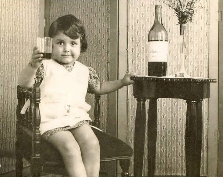 conheciencia's tweet photo. Até 1956, as crianças francesas que frequentavam a escola recebiam vinho no horário de almoço. Cada criança tinha direito a até meio litro por dia. https://t.co/4cxEChWxtt