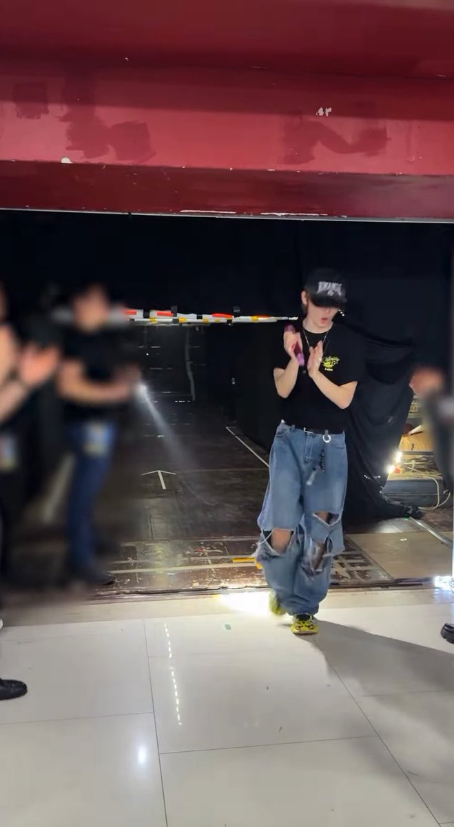 어디서 들었는데 이렇게 콘서트 끝나고 내려올때 스탭들이 박수쳐주시는거는
서로 수고했다고 하는거기도 하지만 아티스트가 너무 화려한 곳에서 내려왔을 때 그 차이를 너무 갑작스럽게 느끼지 않도록 해줄 수도 있대 아 감동와