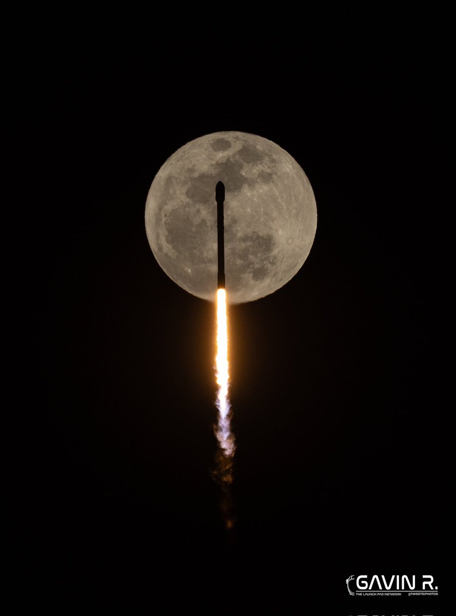 tweetsiphotos's tweet image. Falcon 9 transits a full Moon during tonight's launch of Starlink 12-17 ππ
πΈ: me for @TLPN_Official