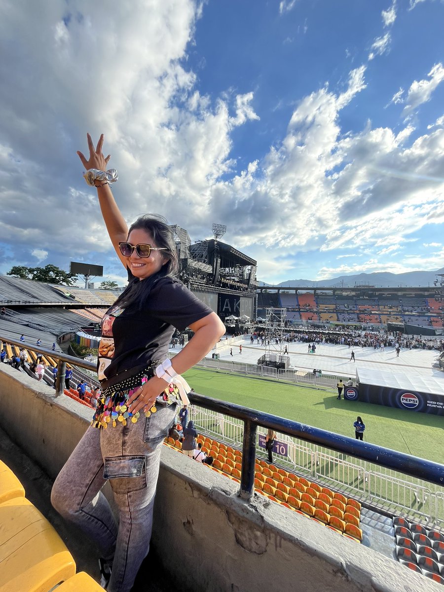 Day_Borjarcon's tweet image. Estoy aquí loba AUuuuuuuu #LMYNLWorldTourMedellin #ShakiraEnMedellin @shakira Mi niña de 5 años está repitiendo un sueño 🥰