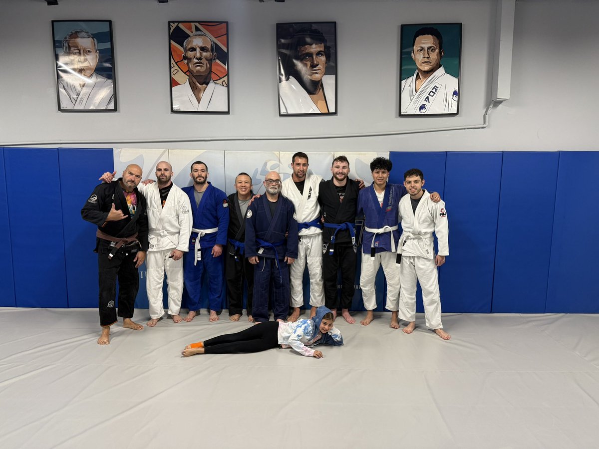 Had the opportunity to teach the beginner class this AM. Knee on Belly arm bar on the far side and lasso into omo plata via inversion.