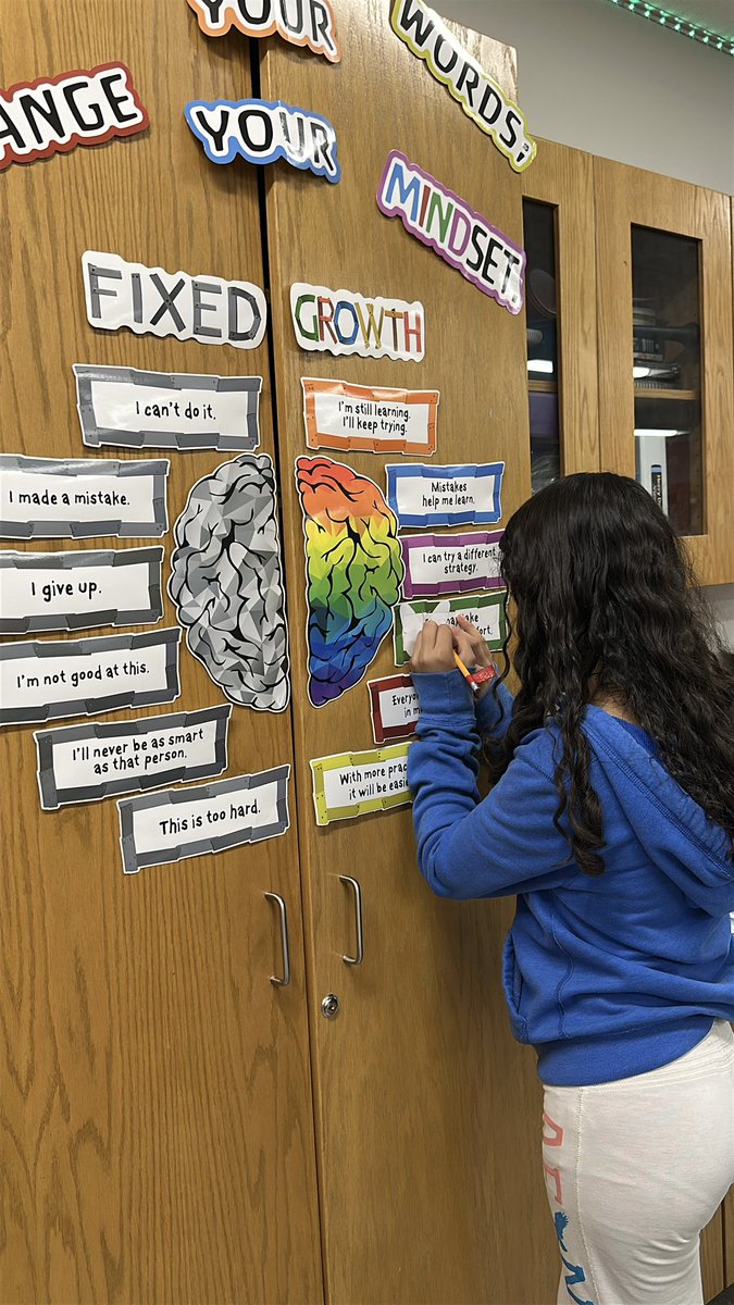 🥼Structural Adaptation- Camouflage for Survival Activity. 
Novilleros camouflaged a butterfly🦋 or a gecko🦎 around the classroom during our Saturday Science Camp.  We have very artistic kids👀 #NovillerosLEAD <a href="/jortiz_P_/">Jesus Ortiz</a> <a href="/TheParkMS/">Parkland Pre-Engineering Middle School</a> <a href="/MRaquelRivera/">Raquel Rivera</a> <a href="/YsletaISD/">Ysleta ISD</a>