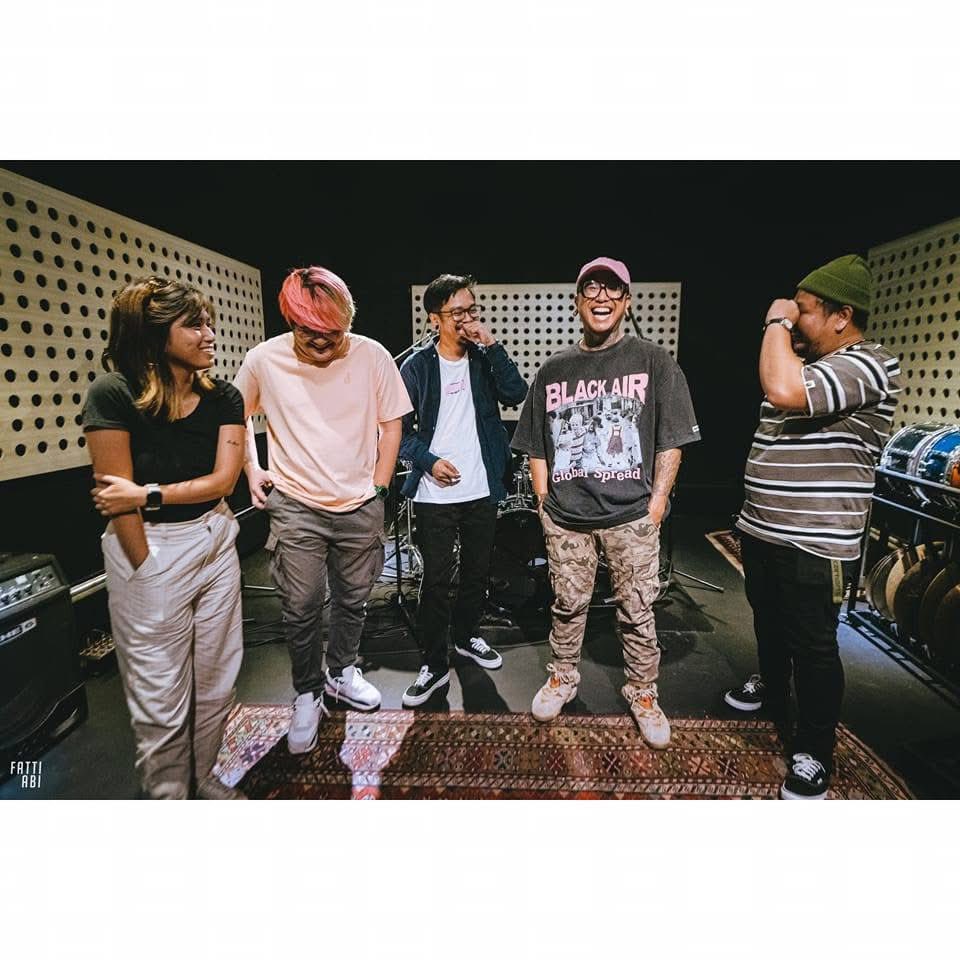 Masyadong maiksi ang panahon para pagtuunan ng pansin ang di pagkaka unawaan. Maigi pang magkasundo at sumulat ng malulungkot na kanta!

Ano ang kasunod? :)