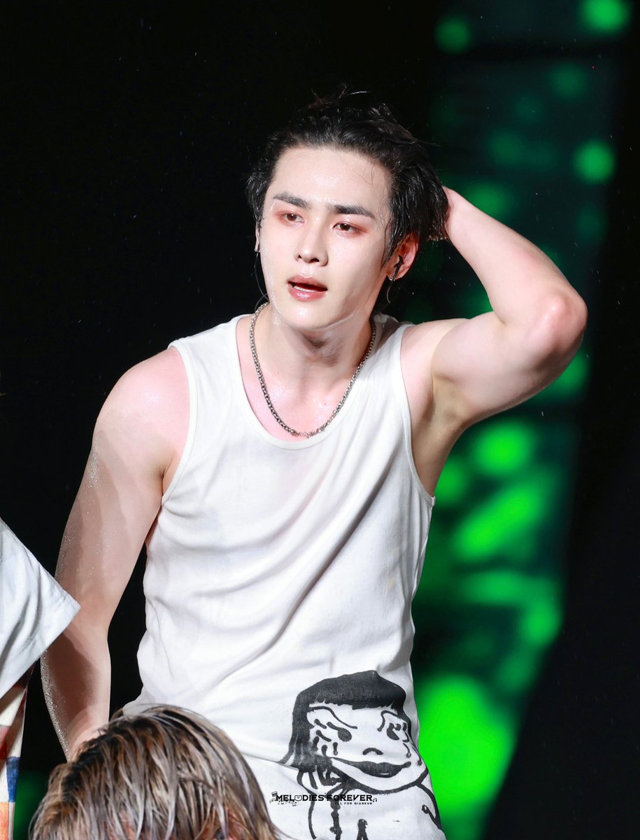 cloudparadise__'s tweet image. WHY HE’S IN THE EXACT ANGLE AND POSE LMFAOOOOOO