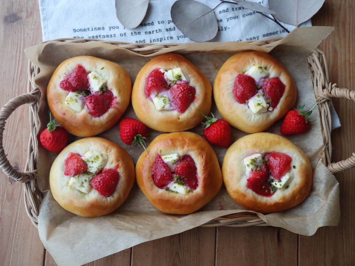 いちごとクリチのパン焼きました🍓♡
#手作りパン