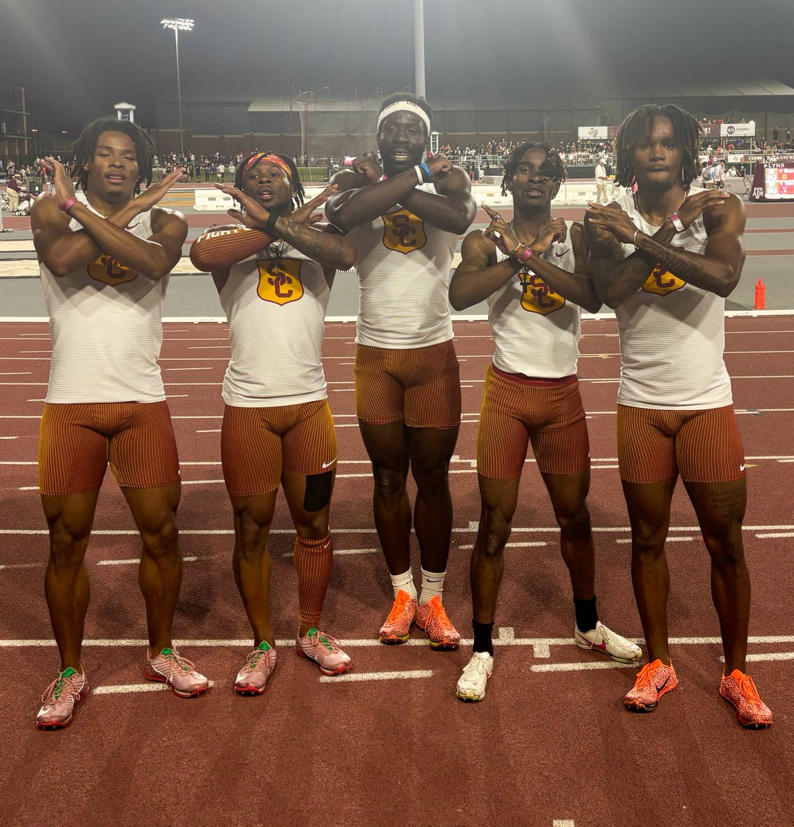 USC_Track_Field's tweet image. 🧹 𝐌 𝟏𝟎𝟎𝐌 🧹

🥇 @maxreign24: 9.92 (+2.4w) 
🥈 Garrett Kaalund: 9.93 (+2.4w)
🥉 Eddie Nketia: 9.96 (2.4w)
4. @Travisajoni: 10.07 (+2.4w) 
5. @_jcstevenson: 10.13 (+2.4w) 
7.  @tb__era: 10.15 (+0.7)