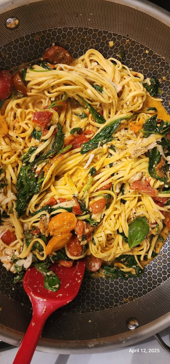 Dharghan_'s tweet photo. I am late to the party but I made #Meghan's #OnePotPasta.

I made a few tweaks: 

I sauteed the garlic in a mix of butter &amp; olive oil for about 1 min

Added:
Tomatoes
Clubhouse Italiano Seasoning 
Red Chili Flakes 

Sauteed for about 2 mins

#AsEverMeghan https://t.co/ayFWOVxTri