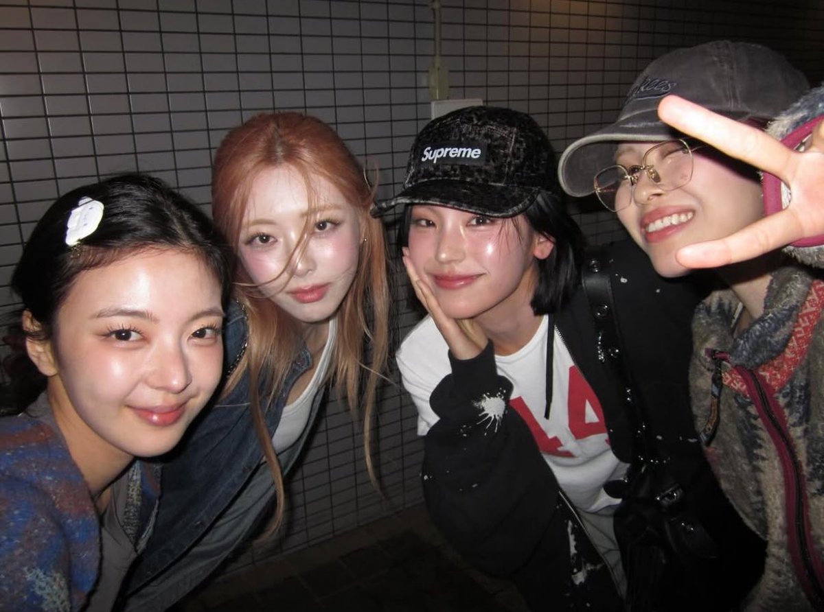 itzypopbase's tweet photo. ITZY members in a new photo posted by Yeji. https://t.co/wR1FcESWu0