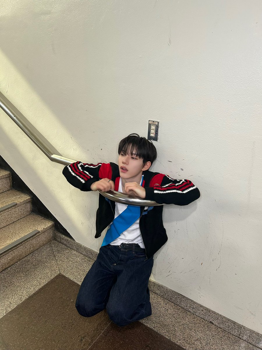CYE_MEMBERS7's tweet photo. 전설의 그곳.. 찍는 법 좀 알려줘..🧐

#서경배 #SEOKYOUNGBAE
#CLOSEYOUREYES #클로즈유어아이즈
#클유아 #CYE https://t.co/HqZwIYGaFo