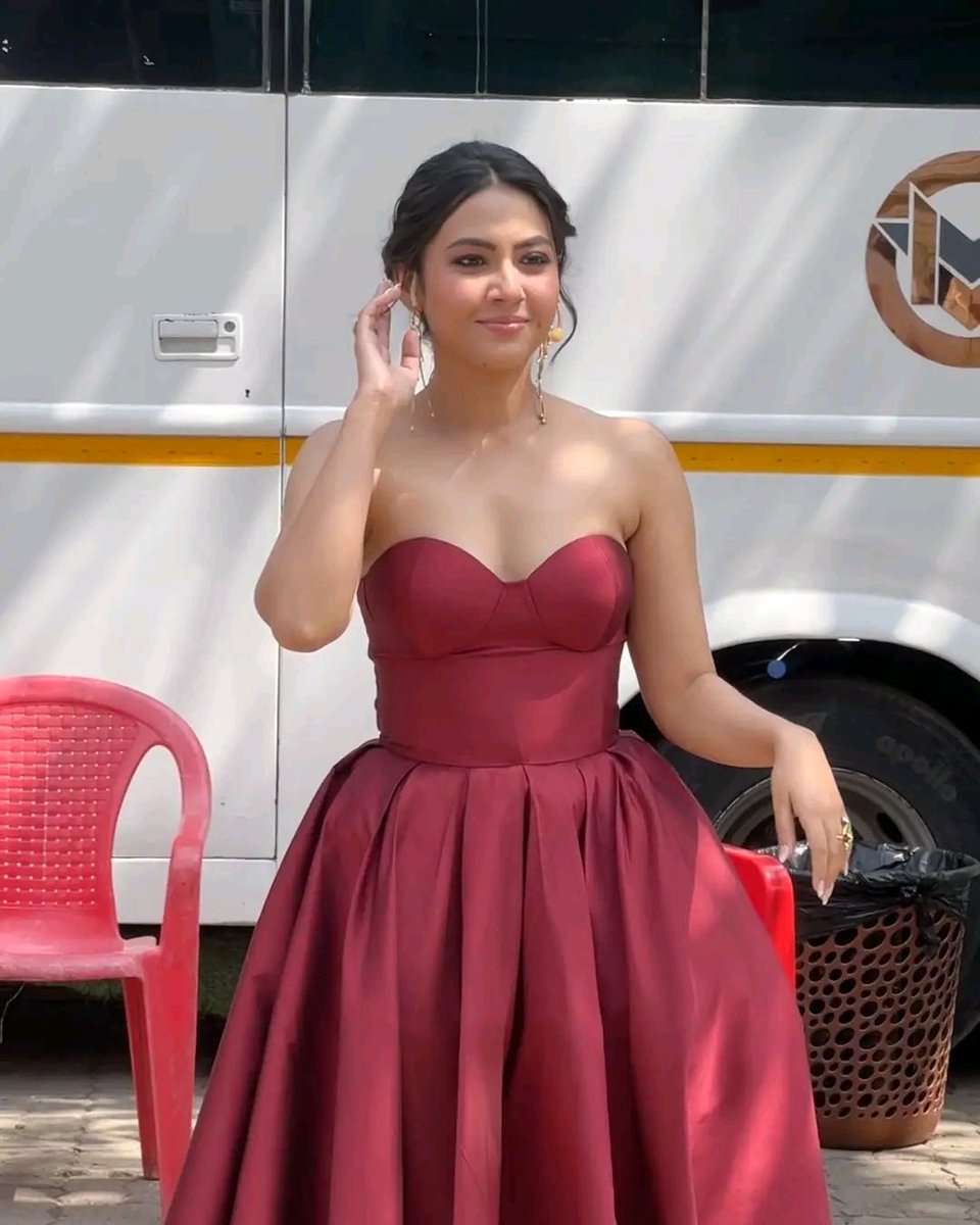 Abhirag201's tweet photo. Reem Sameer Shaikh snapped outside Laughter Chef set serving smiles and style 🎬✨💫😍📸 #ReemSameerShaikh #LaughterChef #OnSetGlam #Spotted #CelebrityVibes #TVStarStyle #ChicLook #StyleGoals #DesiGlam https://t.co/B9x2UFlUUG