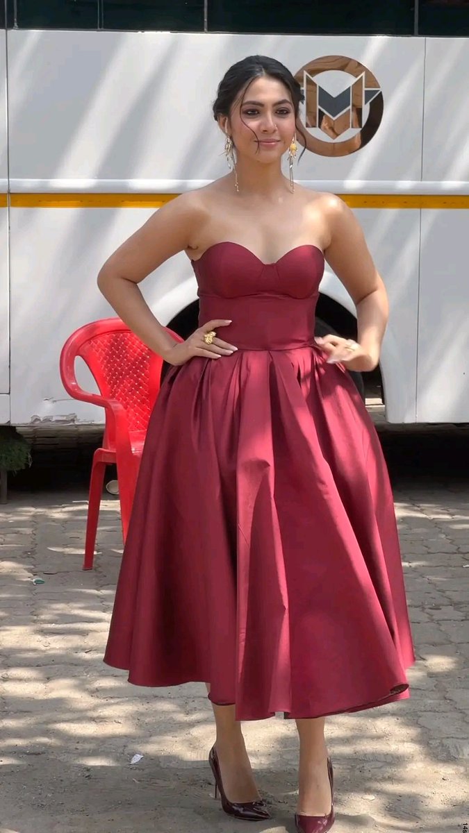 Abhirag201's tweet photo. Reem Sameer Shaikh snapped outside Laughter Chef set serving smiles and style 🎬✨💫😍📸 #ReemSameerShaikh #LaughterChef #OnSetGlam #Spotted #CelebrityVibes #TVStarStyle #ChicLook #StyleGoals #DesiGlam https://t.co/3xVfouxTca