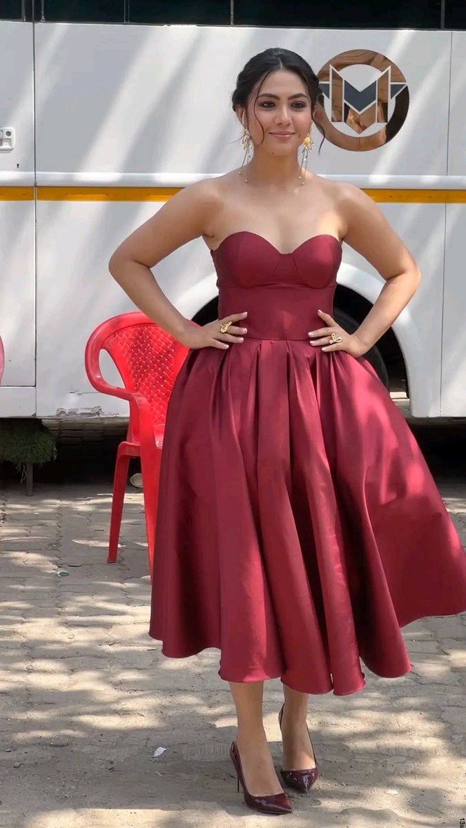 Abhirag201's tweet photo. Reem Sameer Shaikh snapped outside Laughter Chef set serving smiles and style 🎬✨💫😍📸 #ReemSameerShaikh #LaughterChef #OnSetGlam #Spotted #CelebrityVibes #TVStarStyle #ChicLook #StyleGoals #DesiGlam https://t.co/3xVfouxTca