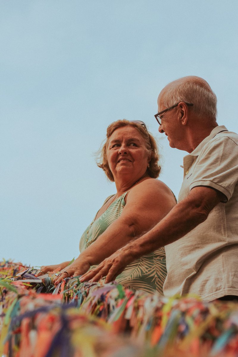 nanalyra_'s tweet photo. meus avós foram casados 52 anos. juntos por 60. minha avó faleceu hoje aos 72. eu já esperava, um dia, perder meus avós mas nada me preparou pra ver meu avô perder o amor da vida dele.

fotinhas que fiz quando meus amorzinhos completaram suas bodas de ouro 🤍⭐️ https://t.co/Geg8giTJN5