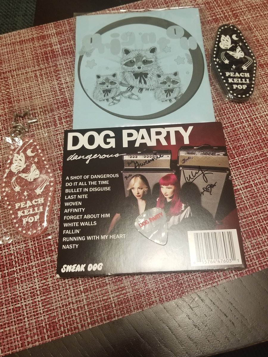 anne_1399's tweet photo. 戦利品の数々😇特典CD-ROMだけじゃなくてまさかDOG PARTYのCDとサインまでゲット出来るなんて思わなかったしキーホルダーはどこに付けようか悩み中🌀

#peachkellipop
#ピチケリ
#dogparty
#mrskor https://t.co/XfJK0Wu1xg