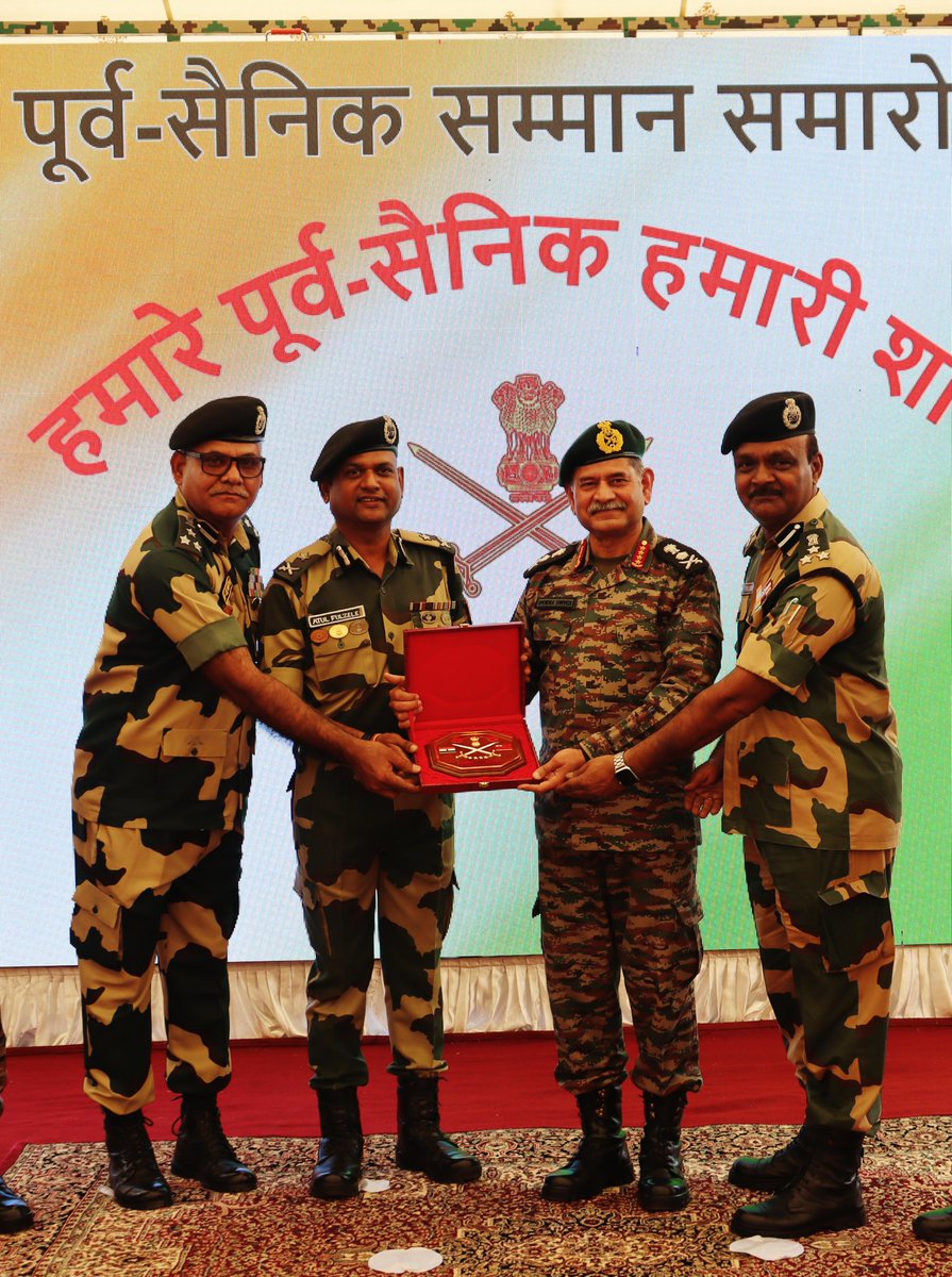 BSF_Punjab's tweet photo. 𝐆𝐞𝐧 𝐔𝐩𝐞𝐧𝐝𝐫𝐚 𝐃𝐰𝐢𝐯𝐞𝐝𝐢 𝐕𝐢𝐬𝐢𝐭𝐬 𝐅𝐨𝐫𝐰𝐚𝐫𝐝 𝐀𝐫𝐞𝐚𝐬 𝐢𝐧 𝐏𝐮𝐧𝐣𝐚𝐛, 𝐈𝐧𝐭𝐞𝐫𝐚𝐜𝐭𝐬 𝐰𝐢𝐭𝐡 𝐁𝐒𝐅 𝐎𝐟𝐟𝐢𝐜𝐞𝐫𝐬

Chief of Army Staff, General Upendra Dwivedi, visited forward areas in Punjab today. During the visit, he interacted with senior officers of the BSF and discussed various contours of national security in the region.

The discussions focused on shared challenges, evolving threats, and the collaborative way ahead to further strengthen coordination between the Indian Army and the BSF. The interaction underscored the seamless synergy and mutual respect between the two forces working together for the cause of nation.

On this occasion, the Chief of Army Staff also presented a memento to BSF officers as a gesture of camaraderie and being partners of shared responsibilities and BSF also befittingly reciprocated by presenting a memento to the esteemed Chief of Army Staff.
#JaiHind
#AlertBSF
@HMOIndia @PMOIndia @BSF_India @ChinarcorpsIA @adgpi @NorthernComd_IA @PIB_India @MEAIndia @ANI @MIB_India @timesofindia @the_hindu @IndianExpress @punjabkesari