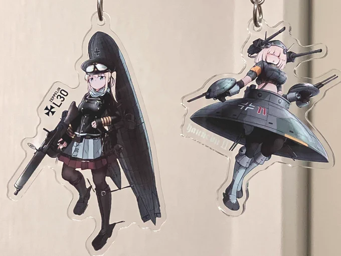 思ったより安く簡単に作れると分かったのでいっぱい作ってみた。描いた絵を実体にして飾れるのイイ頭身高めや装飾のデカい絵はどうしてもサイズの印象が小さくなる(特に顔)。アクキーが頭身低めのデフォルメが多い理由はこれなんかなぁ 