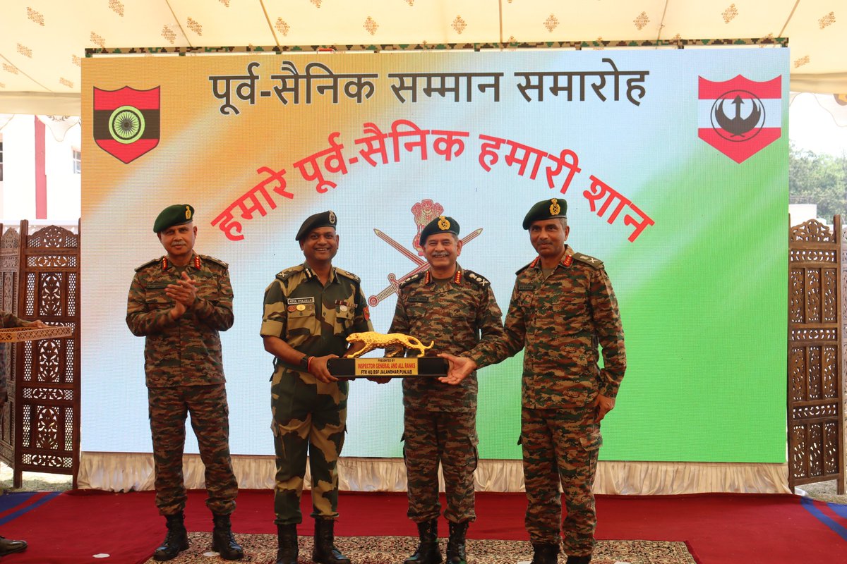 BSF_Punjab's tweet photo. 𝐆𝐞𝐧 𝐔𝐩𝐞𝐧𝐝𝐫𝐚 𝐃𝐰𝐢𝐯𝐞𝐝𝐢 𝐕𝐢𝐬𝐢𝐭𝐬 𝐅𝐨𝐫𝐰𝐚𝐫𝐝 𝐀𝐫𝐞𝐚𝐬 𝐢𝐧 𝐏𝐮𝐧𝐣𝐚𝐛, 𝐈𝐧𝐭𝐞𝐫𝐚𝐜𝐭𝐬 𝐰𝐢𝐭𝐡 𝐁𝐒𝐅 𝐎𝐟𝐟𝐢𝐜𝐞𝐫𝐬

Chief of Army Staff, General Upendra Dwivedi, visited forward areas in Punjab today. During the visit, he interacted with senior officers of the BSF and discussed various contours of national security in the region.

The discussions focused on shared challenges, evolving threats, and the collaborative way ahead to further strengthen coordination between the Indian Army and the BSF. The interaction underscored the seamless synergy and mutual respect between the two forces working together for the cause of nation.

On this occasion, the Chief of Army Staff also presented a memento to BSF officers as a gesture of camaraderie and being partners of shared responsibilities and BSF also befittingly reciprocated by presenting a memento to the esteemed Chief of Army Staff.
#JaiHind
#AlertBSF
@HMOIndia @PMOIndia @BSF_India @ChinarcorpsIA @adgpi @NorthernComd_IA @PIB_India @MEAIndia @ANI @MIB_India @timesofindia @the_hindu @IndianExpress @punjabkesari