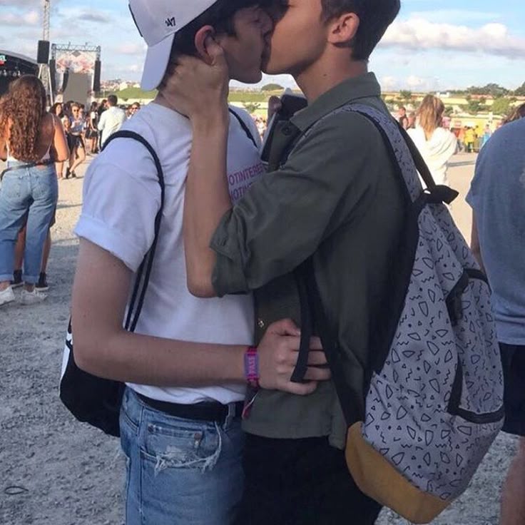 لحب هو لغة لا تحتاج إلى ترجمة،   هو نبض القلب الذي يربط الأرواح،   هو شعور يتحدى كل القيود،   ويُظهر جمال التنوع في العالم.😌😚
#LGPT #Yemen #مثليين_اليمن #تبادل