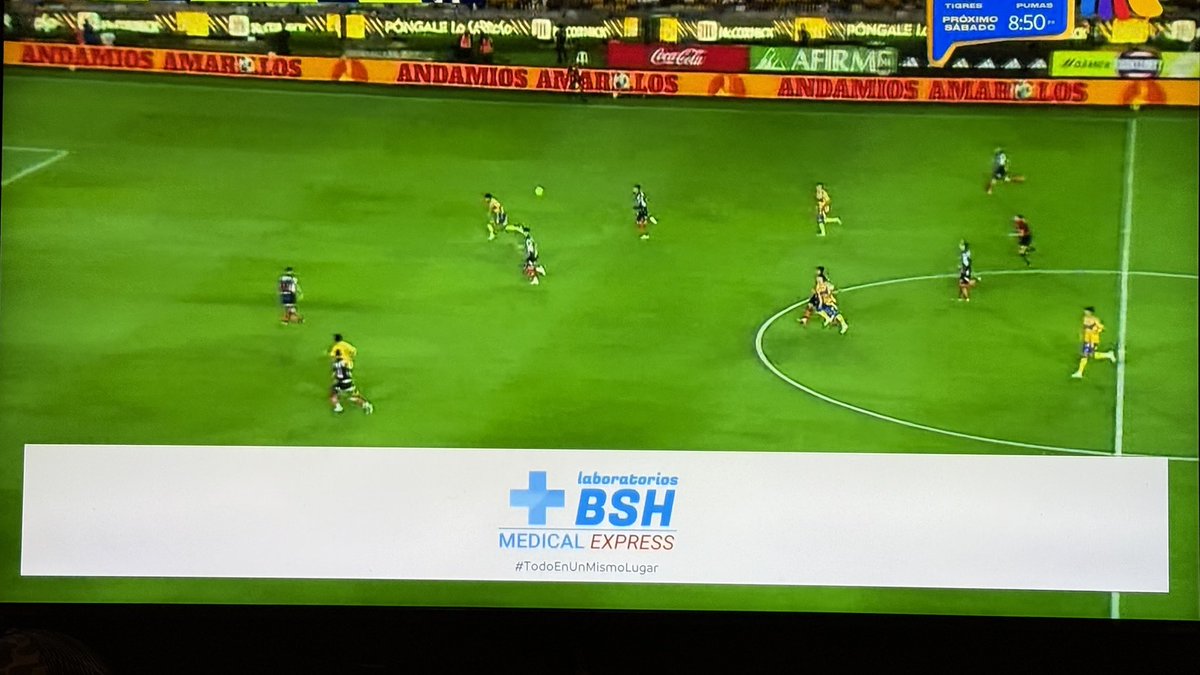 Donald_Drums's tweet photo. Asi la transmisión del #ClasicoRegio140 @AztecaDeportes en Monterrey, casi tapan media pantalla con la publicidad local, como dice @GarciaPosti #nomamar https://t.co/saW0OKxe5h