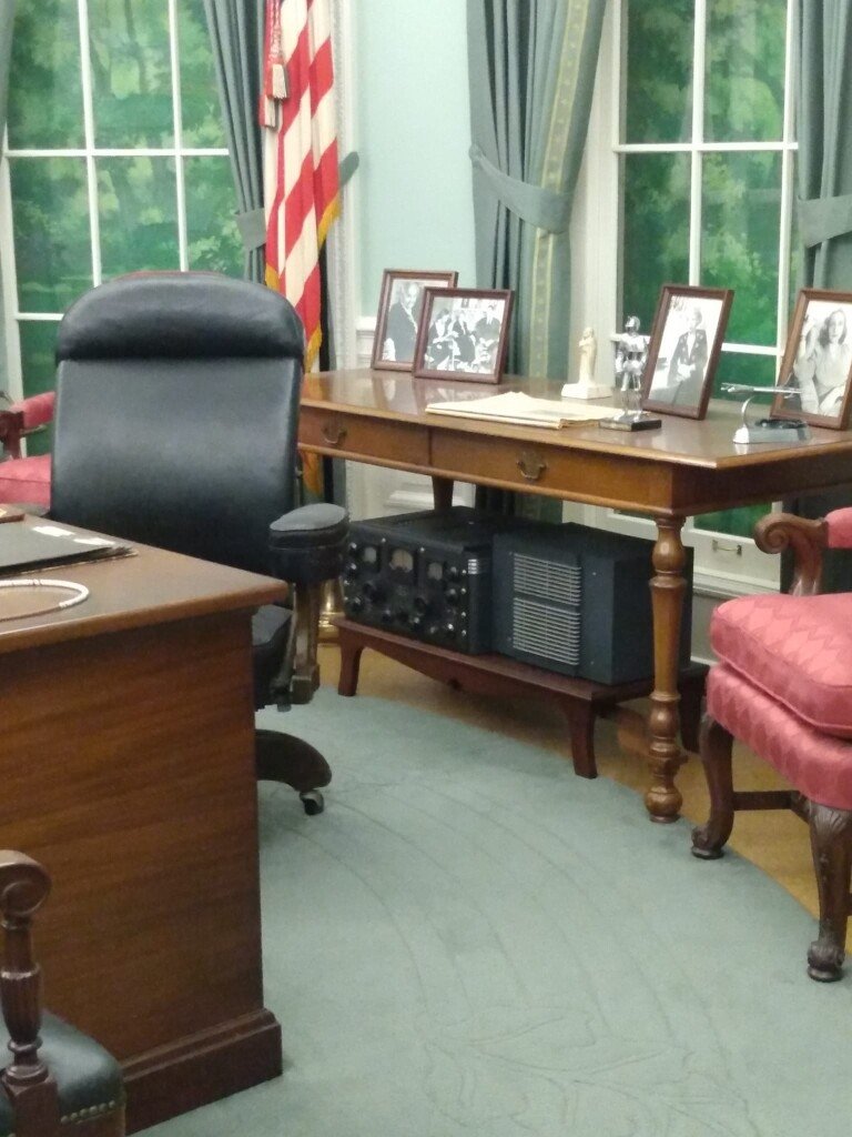 cqcqcqdx's tweet photo. Harry Truman's Hallicrafters receiver. https://t.co/wP5S1DSMGU