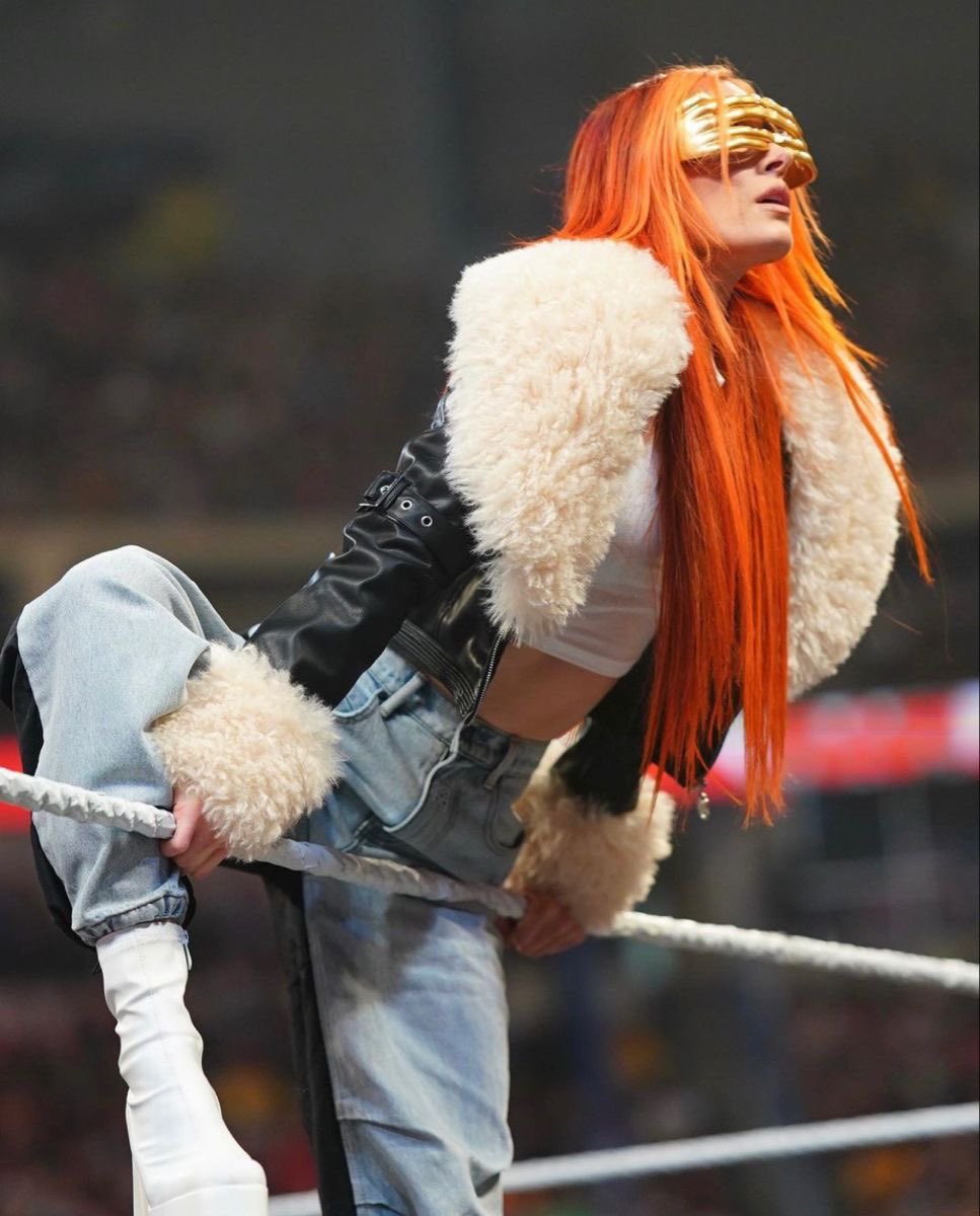 BeckyLynch2KE's tweet photo. Come Wrestlemania, you’re playing the man’s game. #Smackdown https://t.co/GcaeoIb4EA