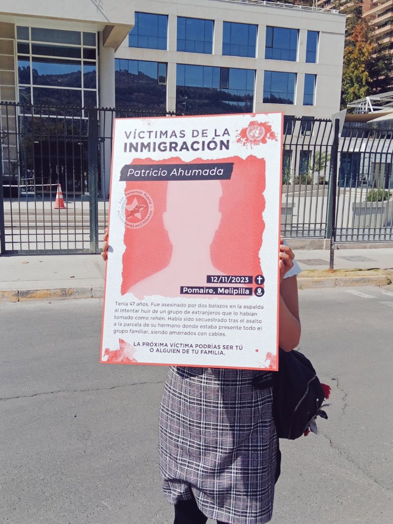 ATPChile's tweet photo. El día de hoy demostramos algunos de los muertos registrados por las políticas de refugiados y de inmigración masiva en Chile, frente a la @cepal_onu .
Ningún partido politico, de izquierda ni de derecha está interesado en esto, pues uno los trajeron y otros los legalizaron. https://t.co/gOZoPw0LM3