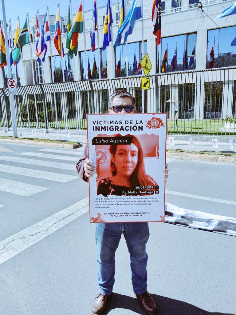 ATPChile's tweet photo. El día de hoy demostramos algunos de los muertos registrados por las políticas de refugiados y de inmigración masiva en Chile, frente a la @cepal_onu .
Ningún partido politico, de izquierda ni de derecha está interesado en esto, pues uno los trajeron y otros los legalizaron. https://t.co/gOZoPw0LM3