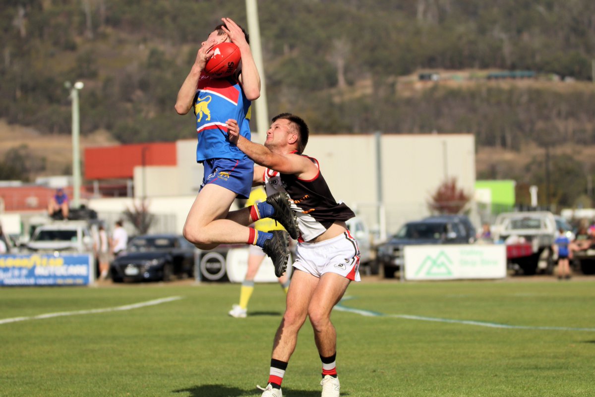 DaveHarding9's tweet photo. One of my favourites from the game between Huonville Lions and New Norfolk #tassiefooty @AFLTasmania https://t.co/0yEkwXMSgD
