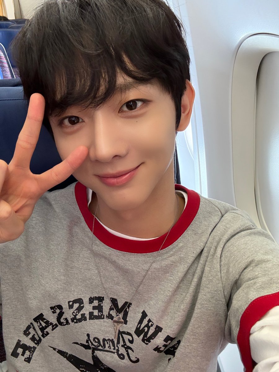 EVNNE_official's tweet photo. 엔브 굿모닝!!☀️ 조심해서 다녀올게용☘️

 #EVNNE #이븐  #유승언 #YOOSEUNGEON https://t.co/ldZ3xZJbS5