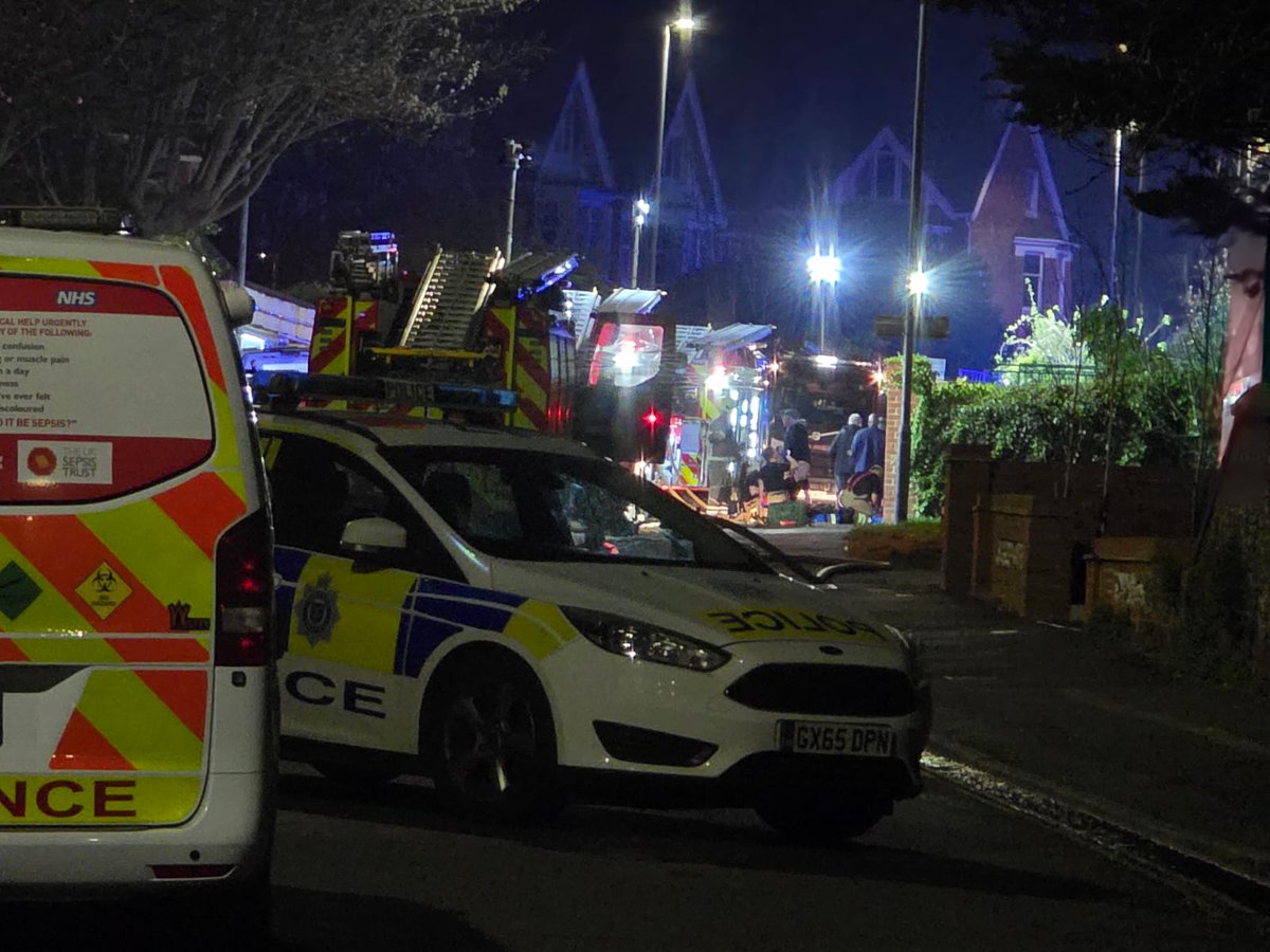 SussexIncidents's tweet photo. 🚒 UPDATE | Eastbourne Fire: The blaze on Upperton Road is now extinguished and under control, say @EastSussexFRS.
Eight appliances remain on scene, but numbers are expected to scale back soon. Emergency services will stay in the area.

📍 #Eastbourne #UppertonRoad #ESFRS https://t.co/FTWThN9vW1