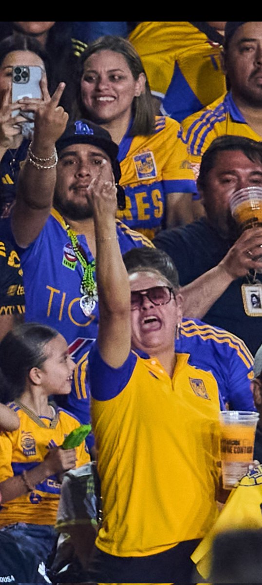 Israelbarronm's tweet photo. Exclamó la dama... pura fichita en ese estadio.

#Tigres #VerguenzaNacional #PerfilTigre https://t.co/M4CDeK114N