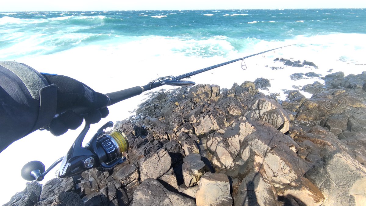 FisherNao's tweet photo. 西風10m爆サラシ🌊
今日はルアーでやってます😁 https://t.co/t9b2v9rUvU