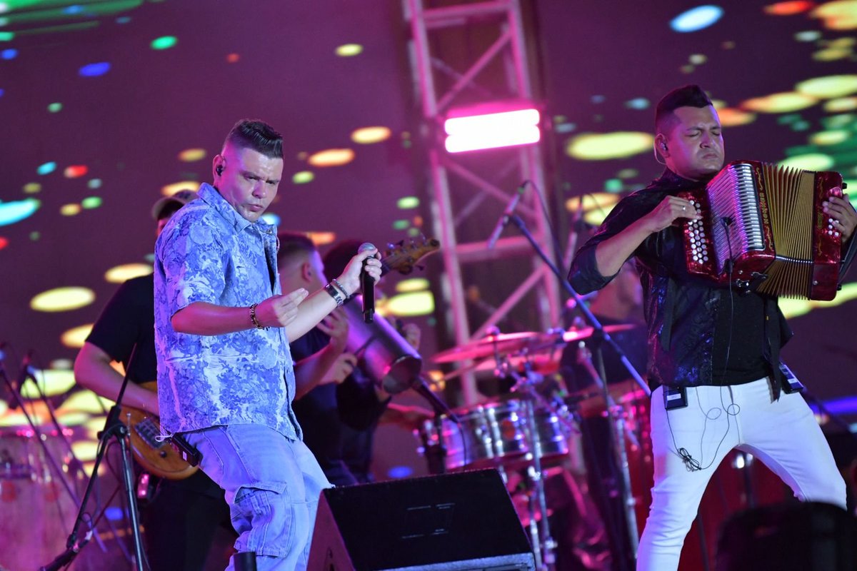 🪗🎤Al son del vallenato con Pin pon pan, Luifer Cuello puso a gozar a todos, entonando la canción que desde el 2004 quedó grabada en los corazones de los barranquilleros➡️tinyurl.com/8s7fj9a7