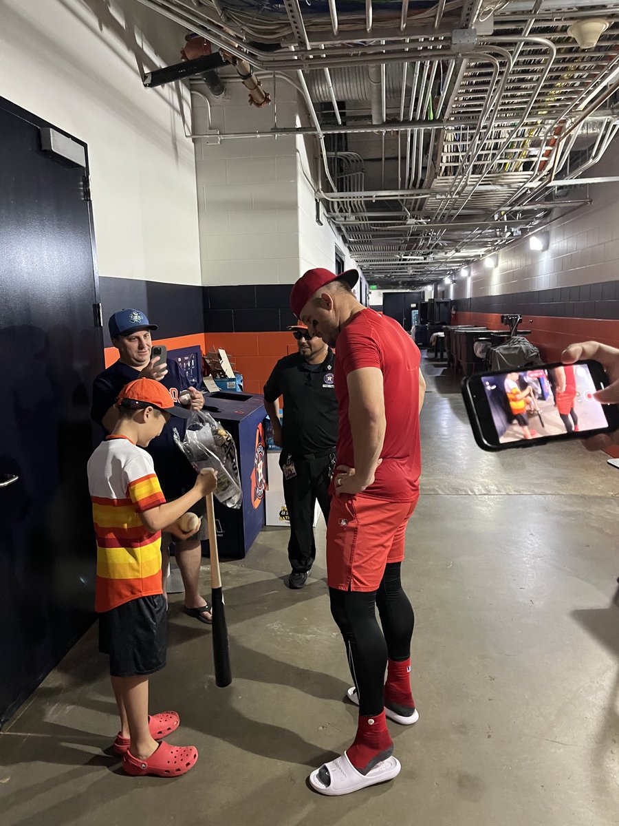 JeffFletcherOCR's tweet photo. Trout is signing the ball for the fan. https://t.co/16zePbVP4G
