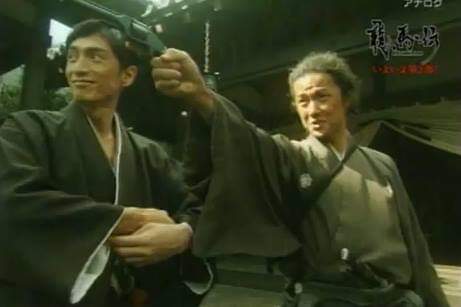 【龍馬さん&amp;晋作さんの言霊】

14日は龍馬さんの盟友
高杉晋作さんの命日。

百万の大軍恐るるに足らず
恐るるべきは我ら弱き民
ひとりひとりの心なり…

坂本さん、
この世に生まれたからには
面白い人生に
したいじゃありませんか！

イラストby
#角谷やすひと

#高杉晋作
#龍馬さん
#言霊
#龍馬伝